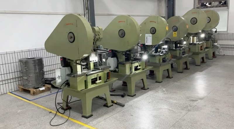 Pressa – Assemblaggio di bottoni automatici, rivetti, occhielli e ganci